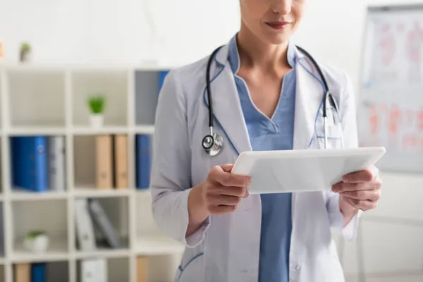 Vista Ritagliata Del Medico Utilizzando Tablet Digitale Ospedale — Foto Stock