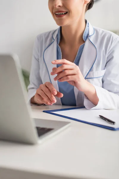 Vista Cortada Médico Sorrindo Ter Chamada Vídeo Laptop Perto Área — Fotografia de Stock