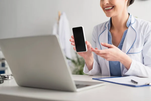 Klinikte Dizüstü Bilgisayardaki Video Konsültasyonu Sırasında Elinde Akıllı Telefon Tutan — Stok fotoğraf