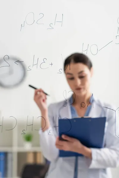 Selective Focus Chemical Formulas Glass Board Scientist Clipboard Pen — Stock Photo, Image