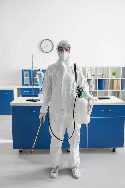 Wissenschaftler Warnanzug Blickt Kamera Während Sprayer Labor Hält — Stockfoto