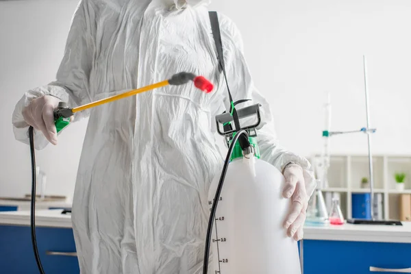 Abgeschnittene Ansicht Eines Wissenschaftlers Schutzanzug Der Sprayer Hält Während Labordesinfektionen — Stockfoto