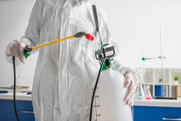 Visão Cortada Cientista Terno Protetor Segurando Pulverizador Fazer Desinfecção Laboratório — Fotografia de Stock