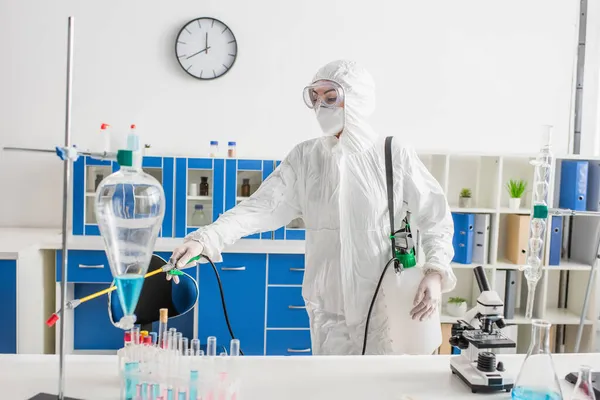 Kvinna Personlig Skyddsutrustning Gör Desinfektion Laboratorium Med Spruta — Stockfoto