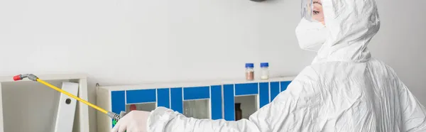 Arzt Schutzbrille Und Schutzanzug Zur Desinfektion Des Labors Mit Sprayer — Stockfoto