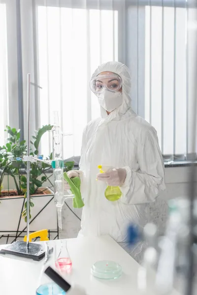 Medico Maschera Medica Occhiali Protettivi Tuta Protettiva Con Straccio Bottiglia — Foto Stock