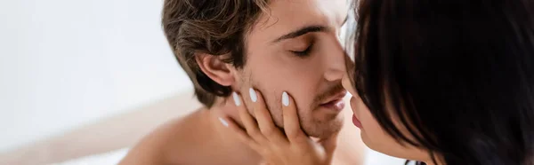 Brunette Woman Kissing Shirtless Boyfriend Home Banner — Stock Photo, Image