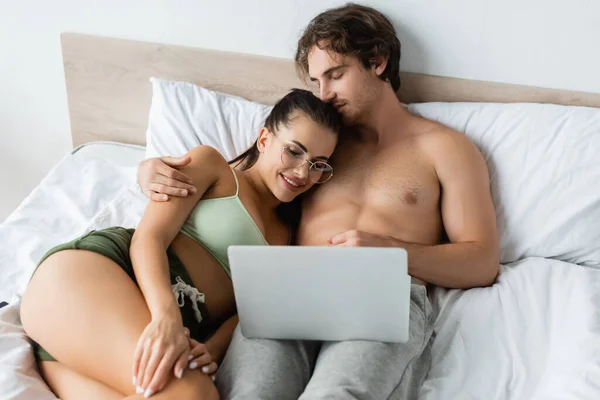 Hochwinkel Ansicht Des Hemdslosen Mannes Umarmt Sexy Freundin Der Nähe — Stockfoto