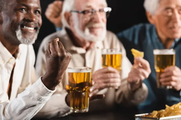 Lächelnder Afrikanisch Amerikanischer Mann Zeigt Erfolgsgeste Der Nähe Verschwommener Älterer — Stockfoto