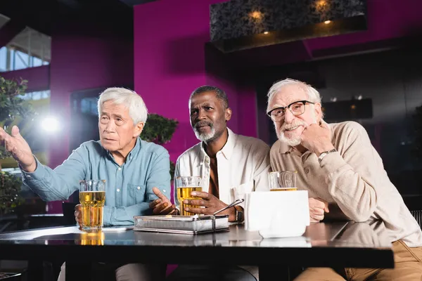 Senior Asiático Hombre Apuntando Con Mano Mientras Viendo Fútbol Partido — Foto de Stock