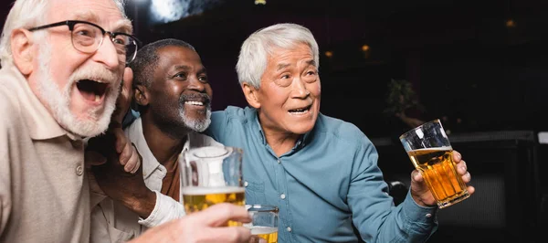 Glad Man Skriker Medan Tittar Fotbollsmatch Med Senior Interracial Vänner — Stockfoto