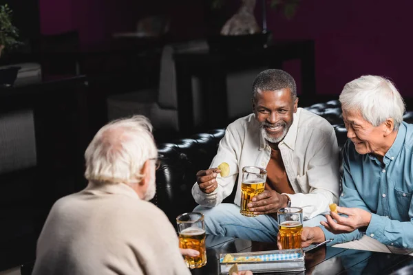 Amigos Multiétnicos Ancianos Bebiendo Cerveza Comiendo Patatas Fritas Pub — Foto de Stock