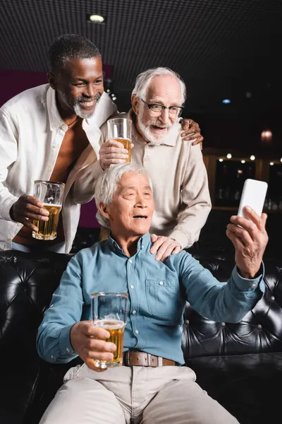 Starszy Azji Człowiek Siedzi Kanapie Robić Selfie Starszy Przyjaciele Piwo — Zdjęcie stockowe
