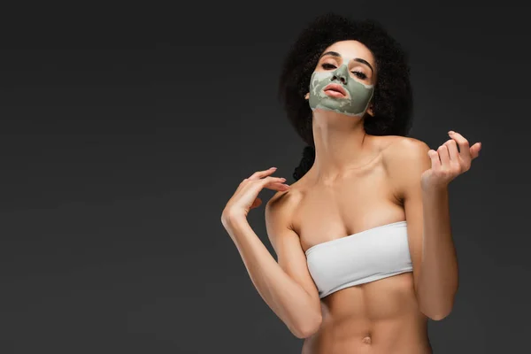Mujer Afroamericana Delgada Top Blanco Máscara Arcilla Posando Aislada Sobre — Foto de Stock