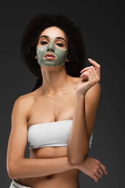 Joven Delgada Mujer Afroamericana Máscara Facial Arcilla Posando Aislada Sobre — Foto de Stock