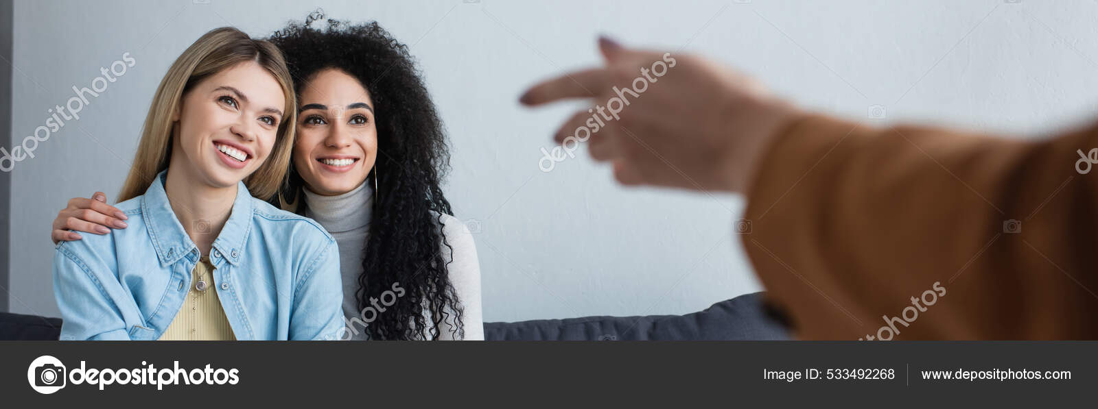 Psychologue Floue Pointant Vers Sourire Couple Lesbien Interracial Pendant  Consultation — Photo de stock par ©HayDmitriy - 533492268, image size:1600x597