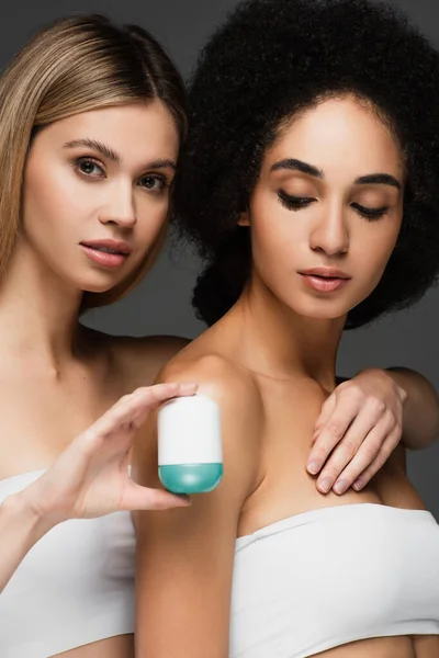 Pretty Interracial Women Clean Skin Posing Antiperspirant Isolated Grey — Stock Photo, Image