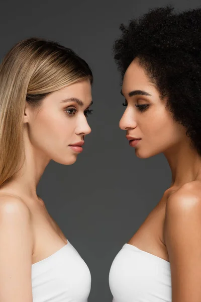 Mujeres Jóvenes Multiétnicas Con Maquillaje Natural Pie Cara Cara Aislado — Foto de Stock