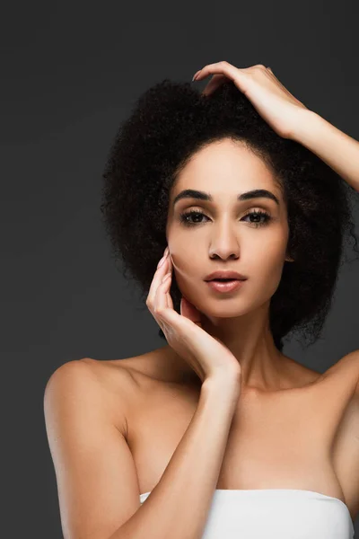 Sensuell Afrikansk Amerikansk Kvinna Med Perfekt Hud Och Nakna Axlar — Stockfoto
