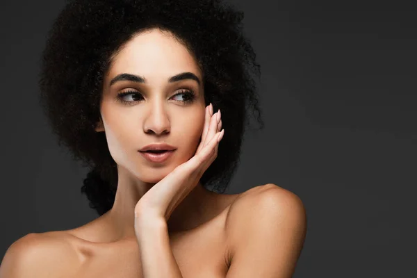 Pretty African American Woman Bare Shoulder Looking Away While Touching — Stock Photo, Image