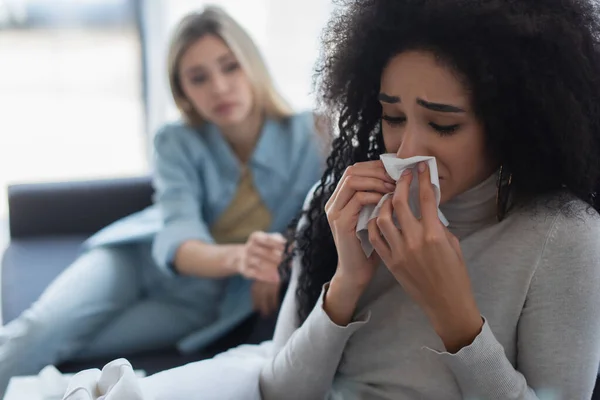 Deprimida Afroamericana Americana Mujer Llorando Cerca Borrosa Lesbiana Novia — Foto de Stock