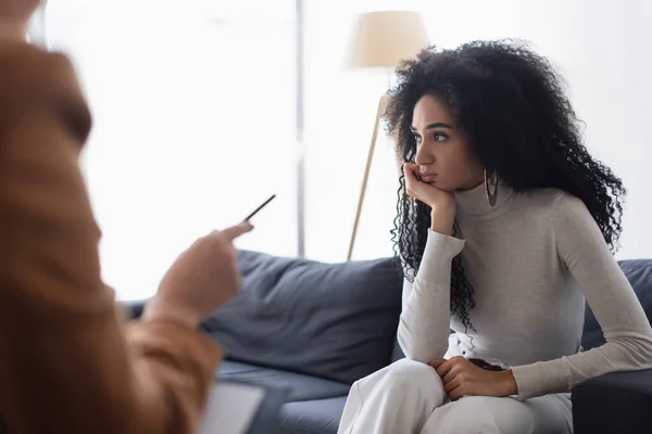 Blurred Psychologist Pointing Pen Upset African American Woman — Stock Photo, Image