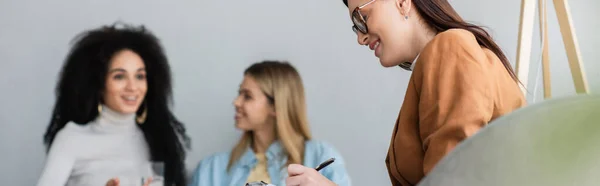 Psicólogo Sonriendo Cerca Borrosa Pareja Multiétnicas Lesbianas Mujeres Pancarta —  Fotos de Stock