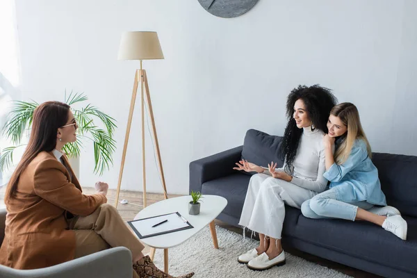 African American Lesbian Woman Talking Psychologist While Sitting Couch Girlfriend — Stock Photo, Image