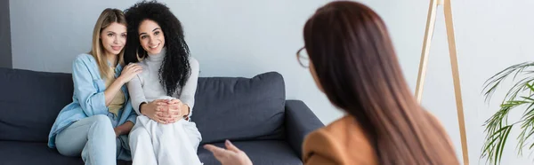 Psicólogo Borroso Hablando Con Sonriente Pareja Lesbiana Multiétnica Sala Consulta — Foto de Stock