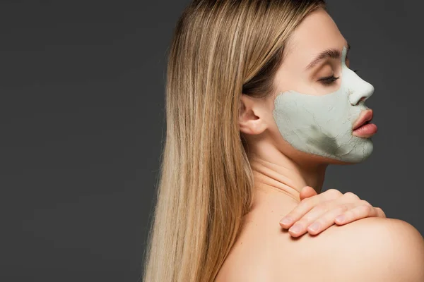 Ung Kvinna Med Slutna Ögon Och Lera Mask Ansiktet Poserar — Stockfoto