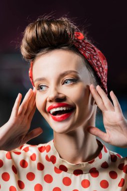 Kafede eski moda saç stili olan heyecanlı bir kadın. 