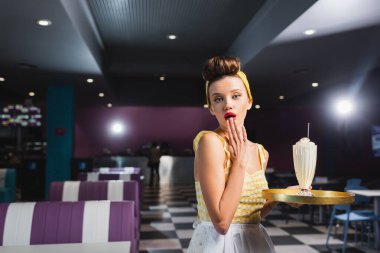Kafede elinde milkshake tepsisiyle garson kızı şok etti. 