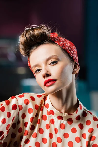 Jolie Pin Femme Avec Des Lèvres Rouges Regardant Caméra — Photo