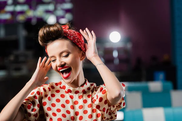 Amazed Tattooed Pin Woman Open Mouth — Stock Photo, Image