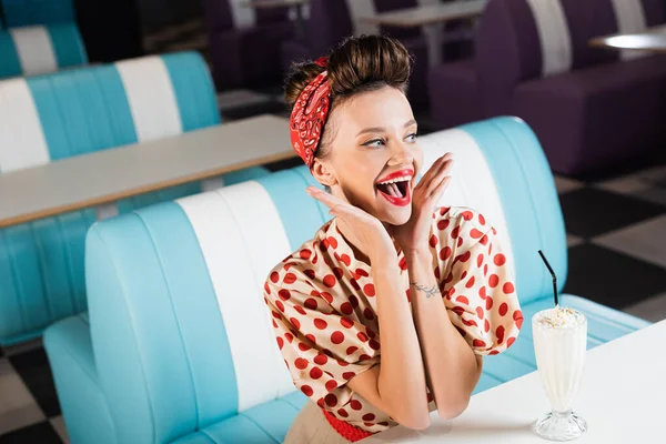 Ενθουσιασμένοι Pin Γυναίκα Κάθεται Κοντά Milkshake Στο Τραπέζι — Φωτογραφία Αρχείου