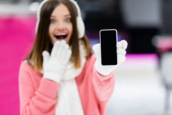 Mujer Borrosa Sorprendida Guantes Que Sostienen Teléfono Inteligente Con Pantalla — Foto de Stock