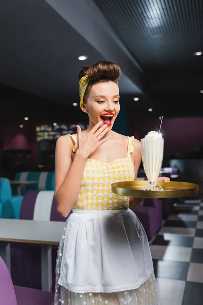 Здивована Шпилька Офіціантка Дивлячись Лоток Молочним Коктейлем Кафе — стокове фото