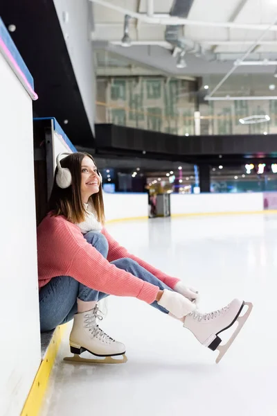 Joyeux Jeune Femme Attachant Lacets Chaussures Sur Patins Glace — Photo