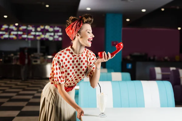 Excitado Pin Mulher Segurando Aparelho Vermelho Perto Milkshake Café — Fotografia de Stock