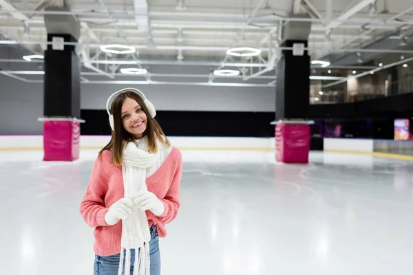 Mujer Feliz Guantes Blancos Orejeras Suéter Rosa Sonriendo Pista Hielo — Foto de Stock