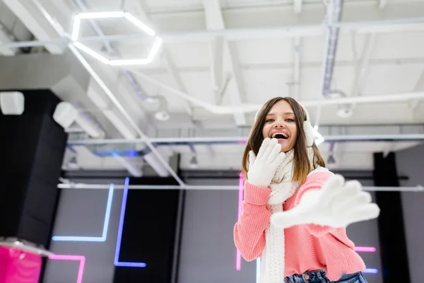 Lage Hoek Uitzicht Van Opgewonden Vrouw Oor Moffen Winter Outfit — Stockfoto