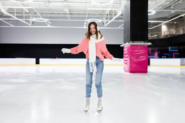 Volledige Lengte Van Vrolijke Vrouw Gebreide Trui Oorkappen Winterkleding Schaatsen — Stockfoto