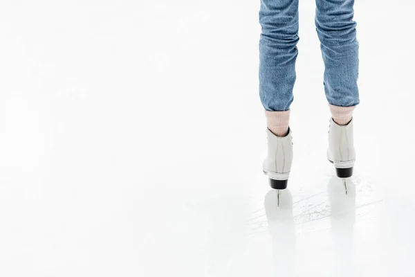 Vista Recortada Mujer Joven Jeans Patinaje Sobre Pista Hielo — Foto de Stock