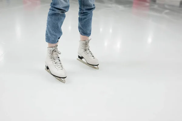 Vista Parcial Mujer Joven Jeans Patinaje Sobre Pista Hielo — Foto de Stock