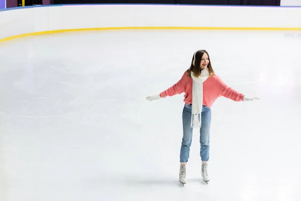 Buz Pateni Pistinde Uzanmış Genç Bir Kadının Tam Boyu — Stok fotoğraf
