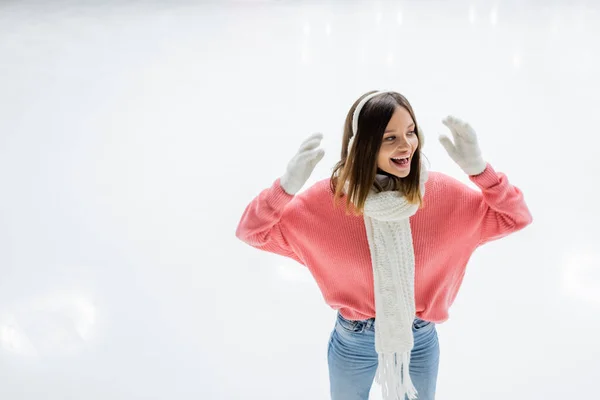 Donna Positiva Maglione Rosa Paraorecchie Bianche Gesticolando Sulla Pista Pattinaggio — Foto Stock