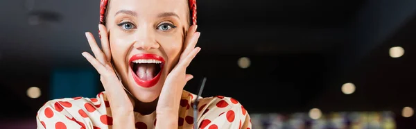 Astonished Pin Woman Red Lips Open Mouth Cafe Banner — Stock Photo, Image