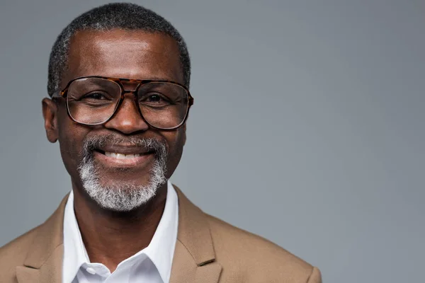 Gözlüklü Afrikalı Amerikalı Adamı Gri Kameraya Gülümsüyor — Stok fotoğraf