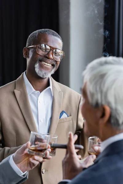 Alegre Afroamericano Hombre Negocios Gafas Pie Con Cigarro Vaso Whisky — Foto de Stock