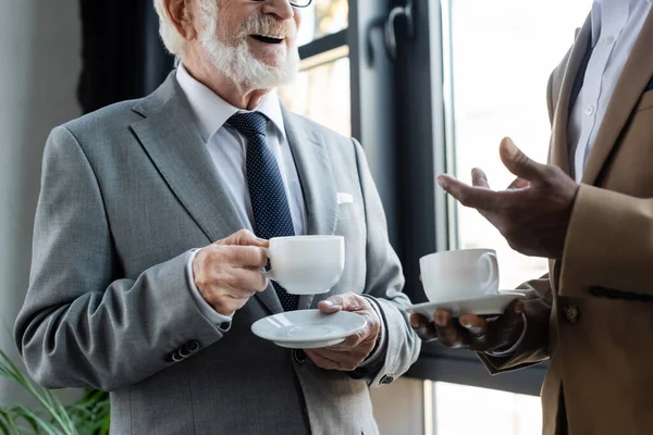 Vista Recortada Hombre Negocios Senior Pie Cerca Colega Afroamericano Durante — Foto de Stock